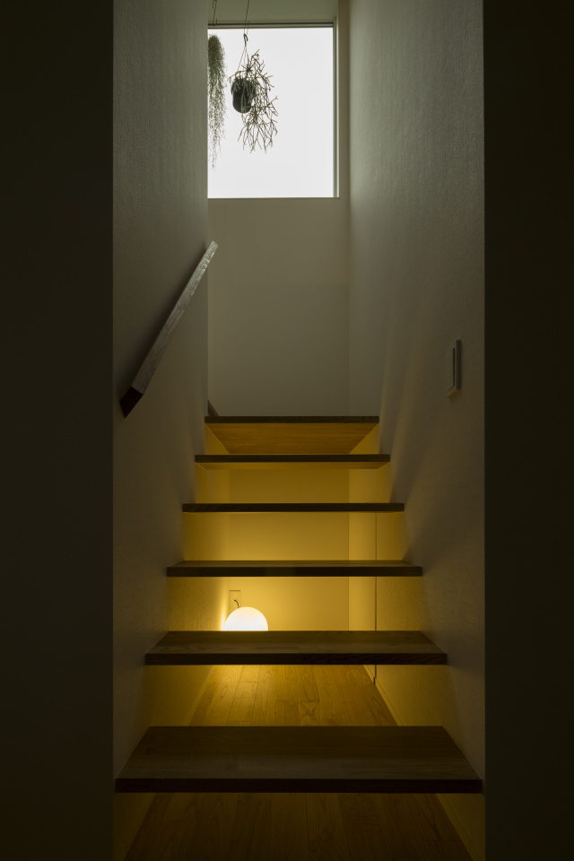 スケルトン階段の隙間からの間接照明がアクセント。
