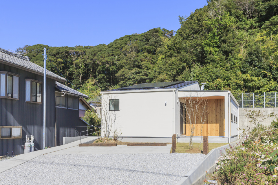 居住空間の採光と通風を確保しながら、あまり外部からの目線を気にせずに暮らせる間取りと、面積的に余裕のある敷地の有効利用を意図してゾーニング