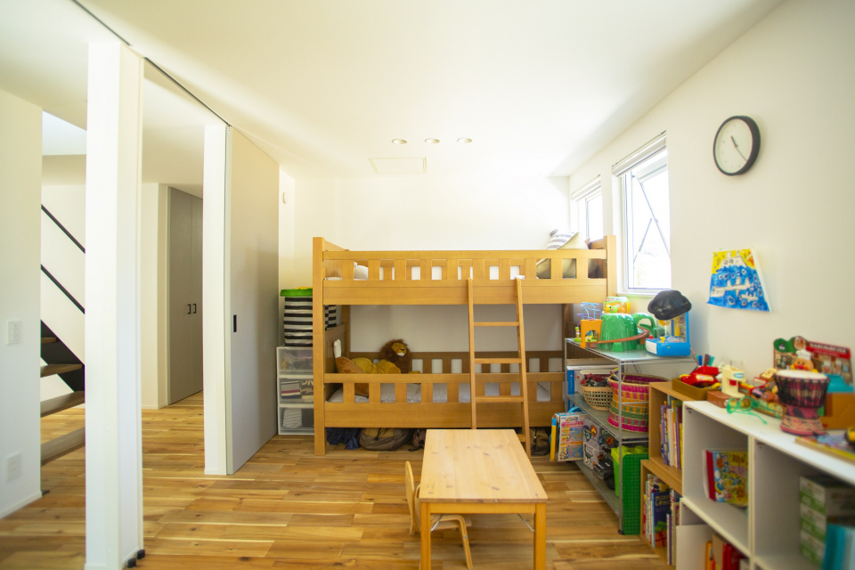 子ども部屋。将来的に２部屋に区切ることができるよう設計されている。
