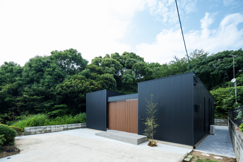 周囲に高層建築物もなく、空を高く感じられます