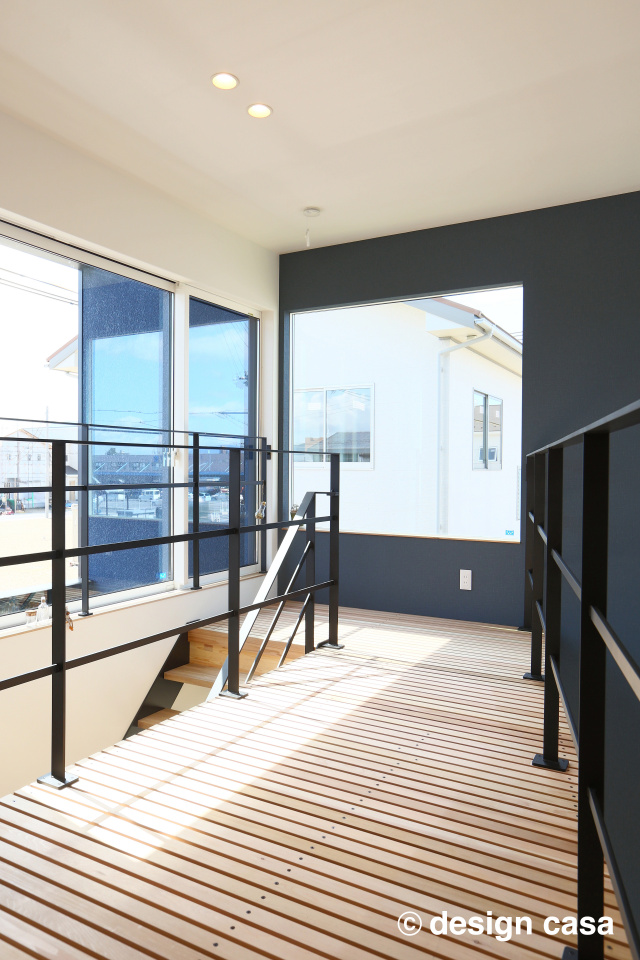 2階廊下は格子状に木材を渡し、窓から採り入れた光を階下まで届ける役割を持ちます。