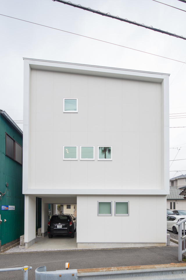 27坪の土地の中に、ご主人、奥さん、お子さん2人の居住空間を十分に設けつつ、それぞれの友人が気兼ねなく集うことのできる空間を大切にしています